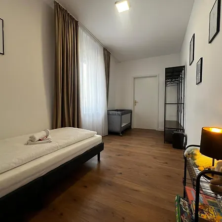 105 Quadratmeter Apartment, Parkplatz, Kinderfreundlich, 6 Personen, Wifi, Vollausgestattete Kueche, Crimmitschau Esterno foto